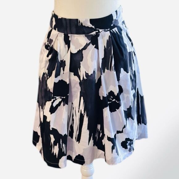 United Colors of Benetton Black and White Pleated Skirt Sz 4 - Picture 1 of 11